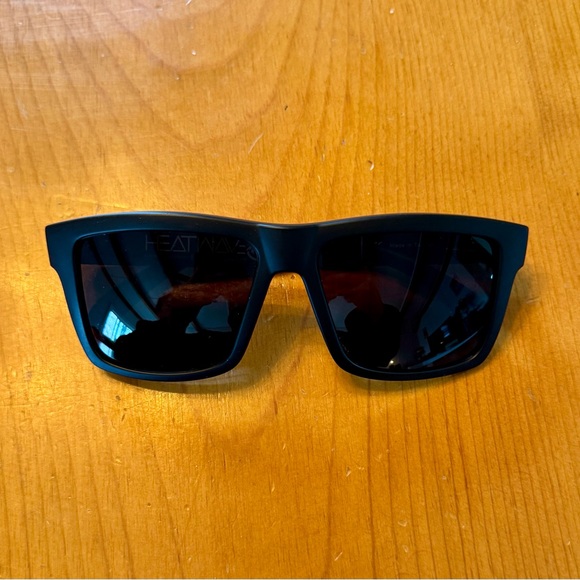 Heatwave Black Sunglasses with Protective Sleeve Brand New Without Tags - Picture 2 of 10